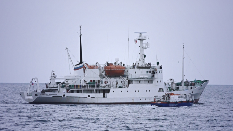 Уходит в море