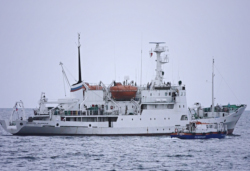 Корабль уходит в море