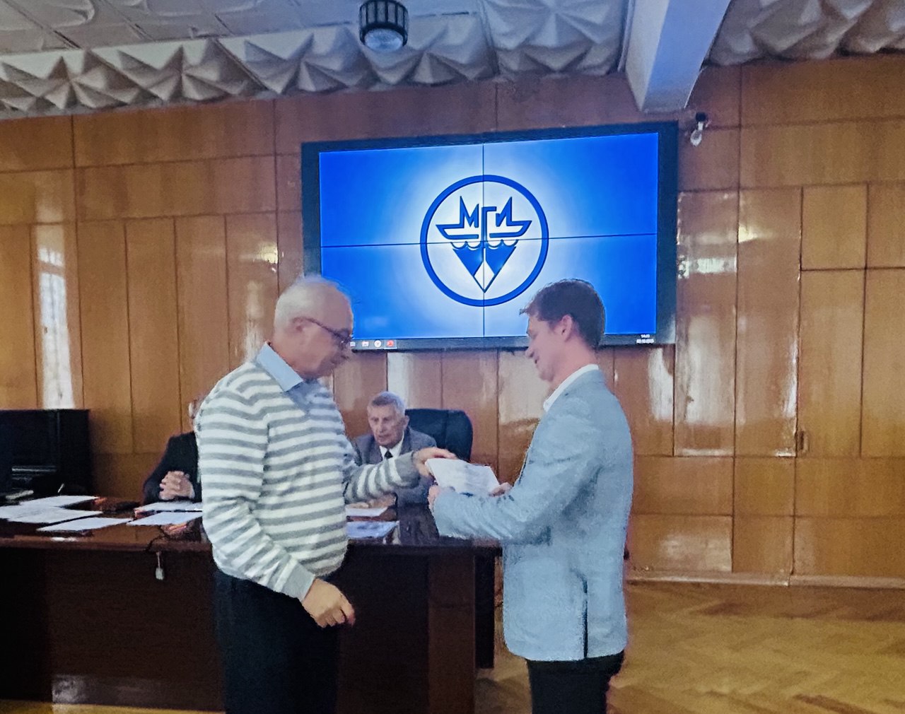 Вручение свидетельств выпускникам аспирантуры