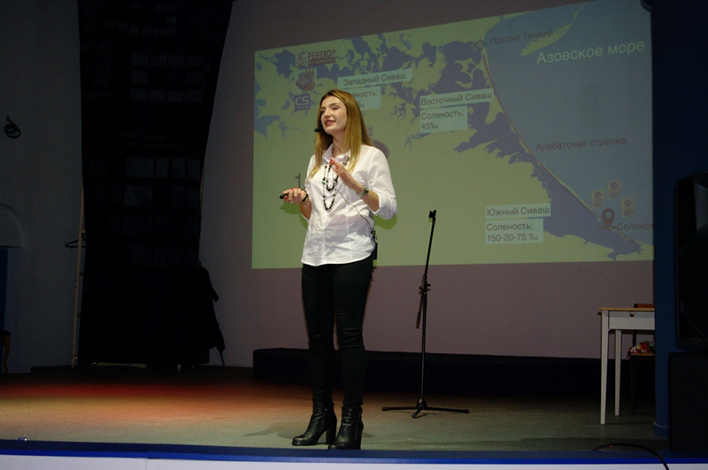 На сцене Екатерина Щурова
