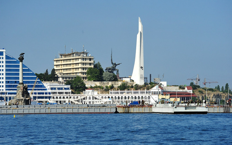 Вид на МГИ с набережной